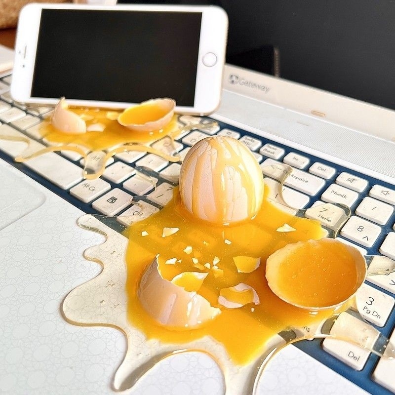 Home Office Tech Gadgets - Penyangga Ponsel Bentuk Telur Pecah -